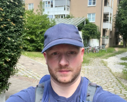 Bilder von Mir als Kind und von Heute.